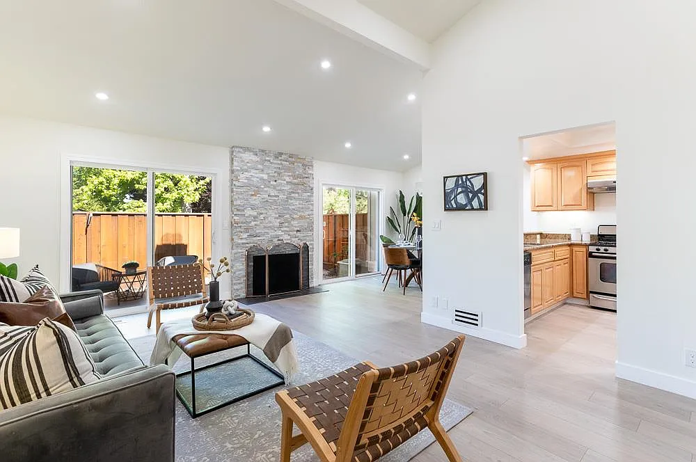 20206 Northbrook Sq photo 1