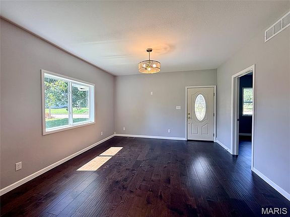 3rd image of 501 Holly St