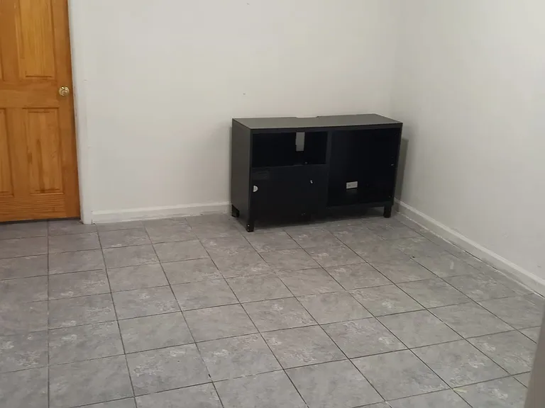 2424 E 2nd St #B — Photo 5