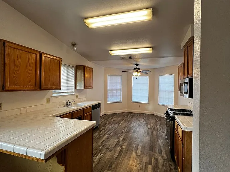 1720 N Woodland St — Photo 2