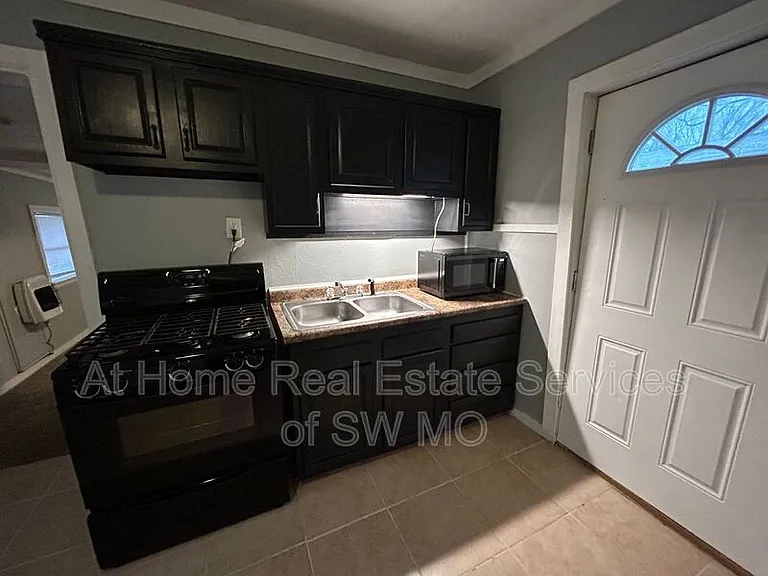 729 E Garfield St — Photo 5