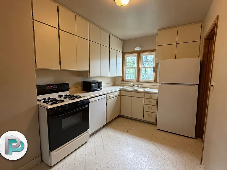 221 2nd St NE #3 — Photo 3