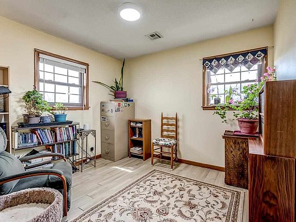 5th image of 902 Mary