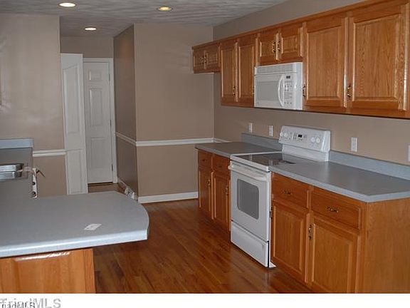 5th image of 104 White Pine Dr