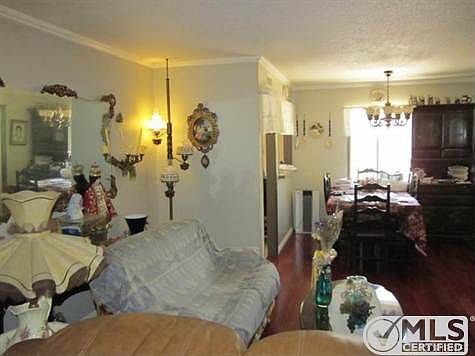 4th image of 6648 Woodlake Ave