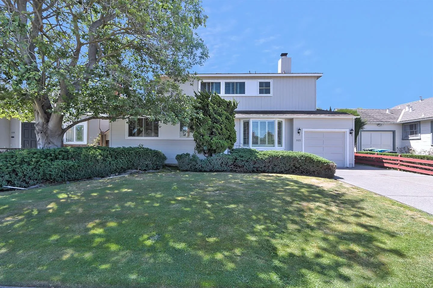 1122 Hawthorne Dr photo 1