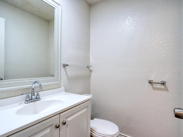 1017A NW Summercrest Blvd — Photo 3