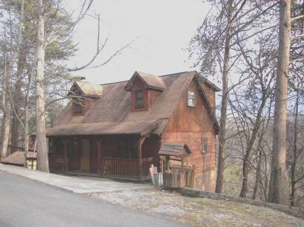 879 Sourwood Dr, Gatlinburg, TN 37738