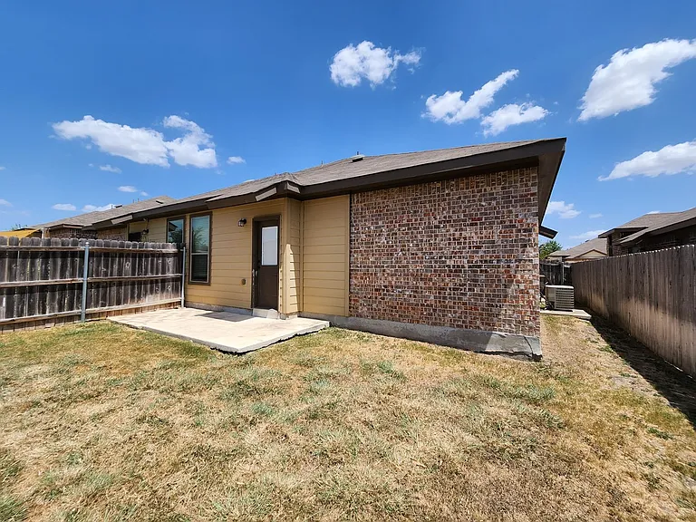 712 Creekside Cir — Photo 45