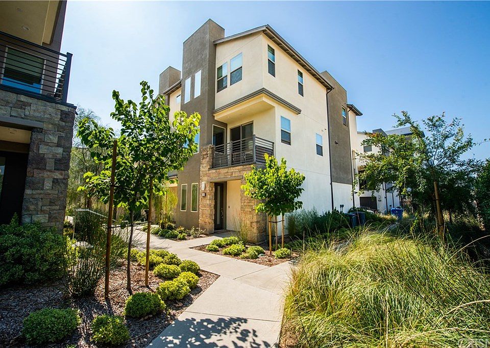 1st image of 19549 Astor Pl