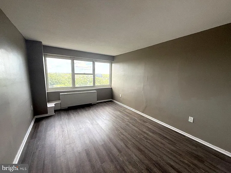 1102 Barclay Towers — Photo 8