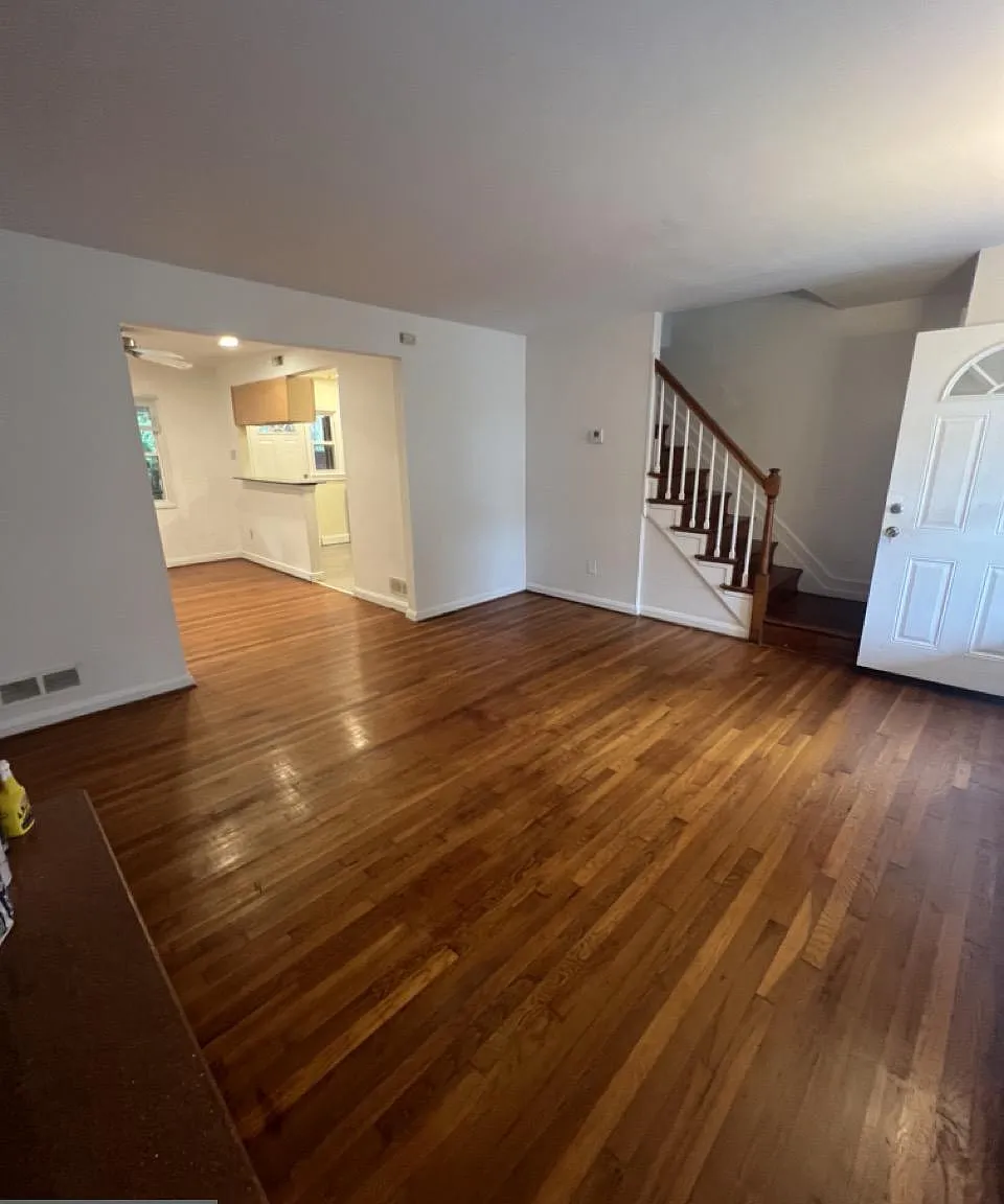 3 bed, 2.0 bath, 1330 sqft, $2,300 — Photo 3