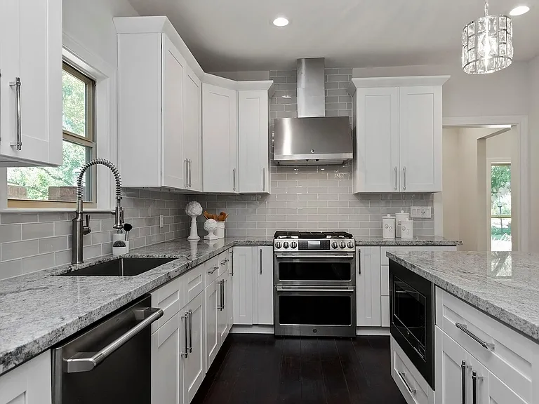 810 Herdsman Dr — Photo 12