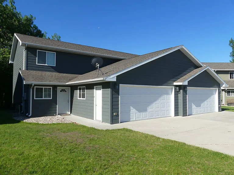 Ideal Twinhomes — Photo 2