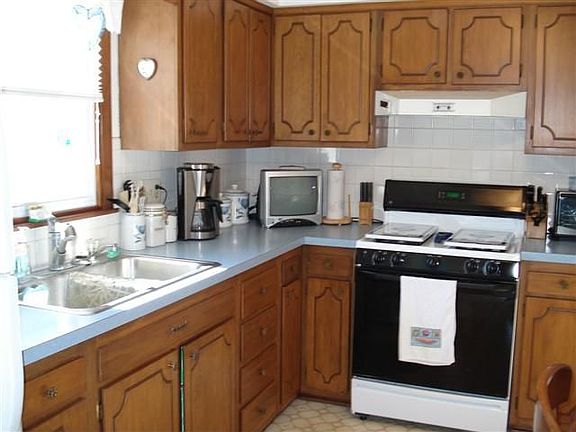 Another shot of the kitchen