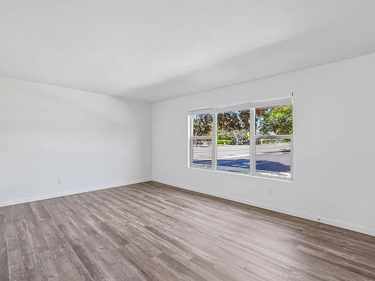 Midland Apartments — Photo 38