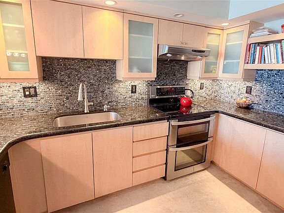 5th image of 1800 Collins Ave APT 9E