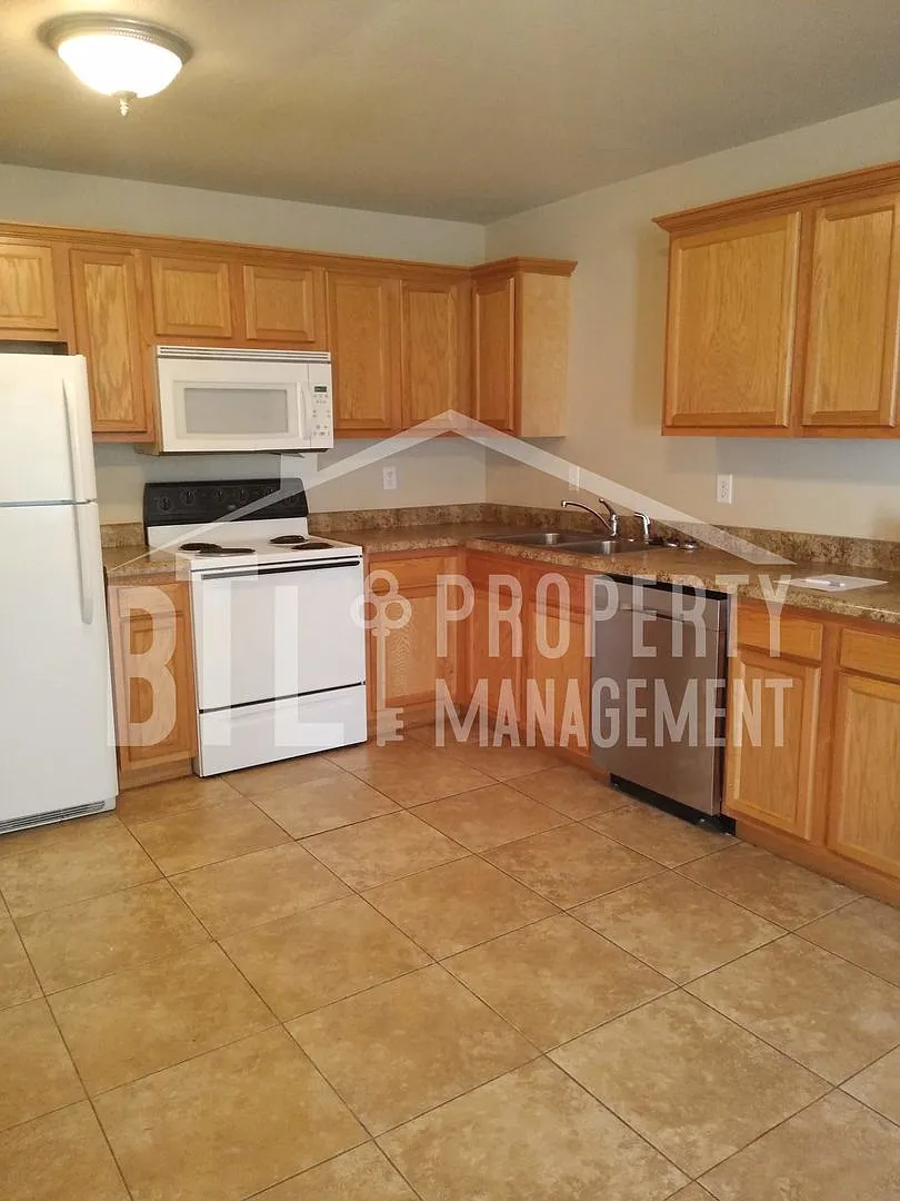 3BR Duplex with 2-Car Garage in Forsyth — Photo 4