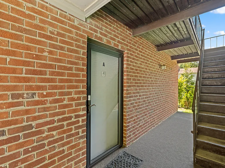 1208 Manassas Ct — Photo 3