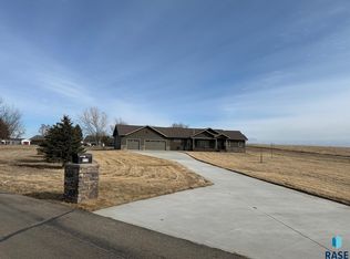 415 Linden Dr, Madison, SD 57042