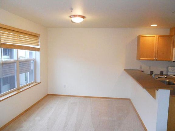 4th image of 432 NE Ravenna Blvd APT 304