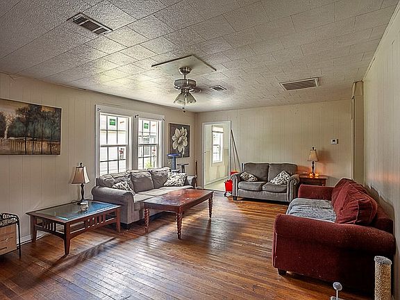 3rd image of 415 Pampa St