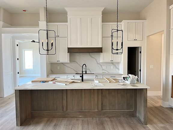 3rd image of 1111 Oakwood Dr