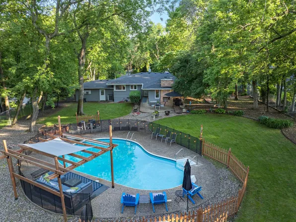 18150 Honeysuckle Ln, Deephaven, MN 55391