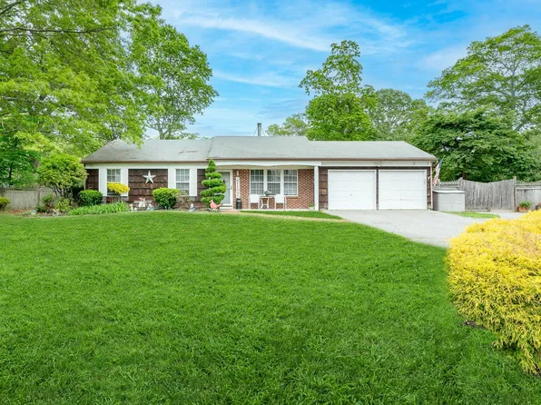 7 Cedar Heights Drive, Ridge, NY 11961