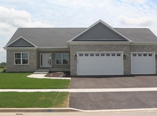 1326 Fabien Dr, Sycamore, IL 60178