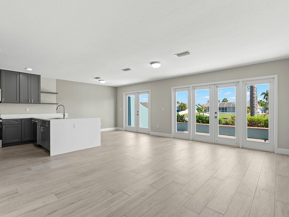 Huge Living Room with Access to Saltwater Canal