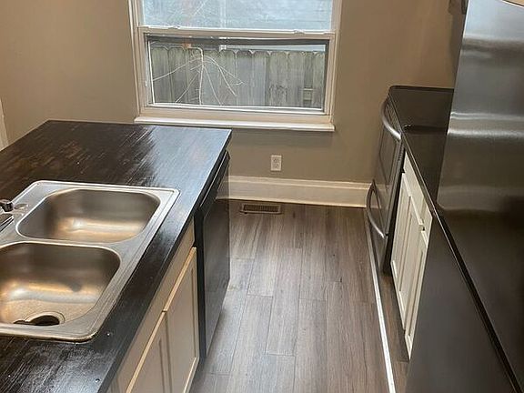 4th image of 27 Hawkes Ave