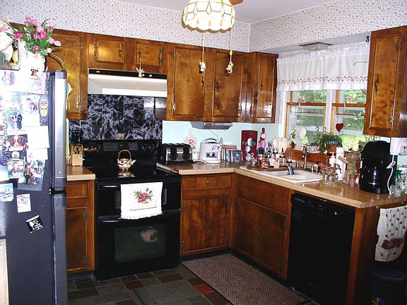 Warm Country Kitchen w/Newer Appliances