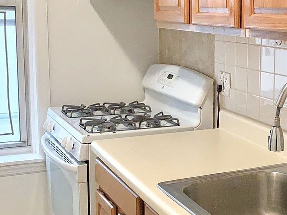 3rd image of 2450 27th St APT 3R