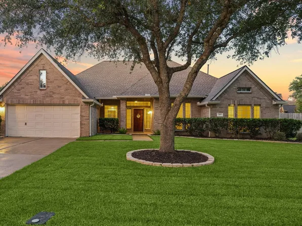 213 Falcon Lake Cir, Friendswood, TX 77546