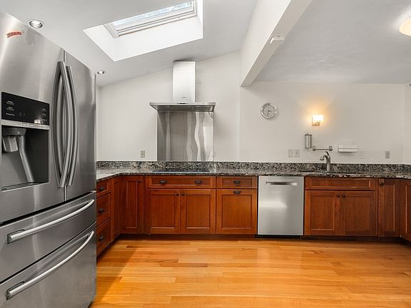 3rd image of 41 Stonebrook Rd