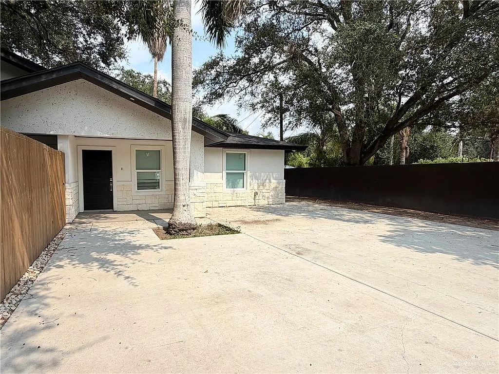 2 bed, 2.0 bath, 862 sqft, $1,350 — Photo 1
