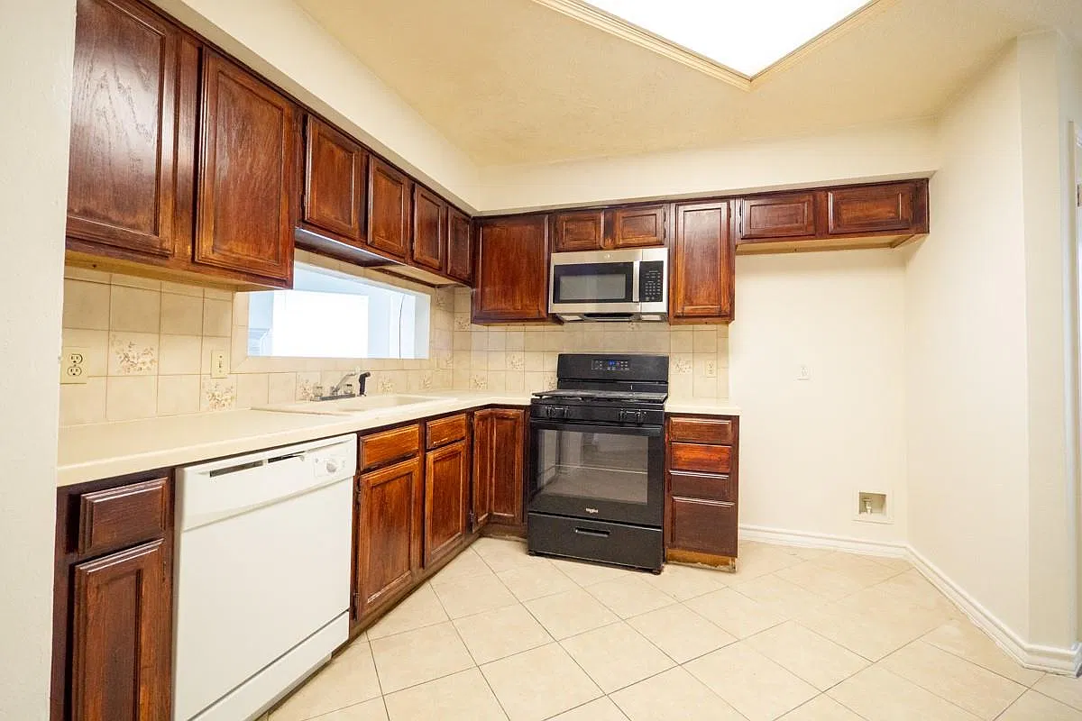 3 bed, 2.0 bath, 1223 sqft, $1,700 — Photo 4