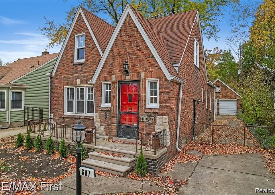 1st image of 607 E 6th St