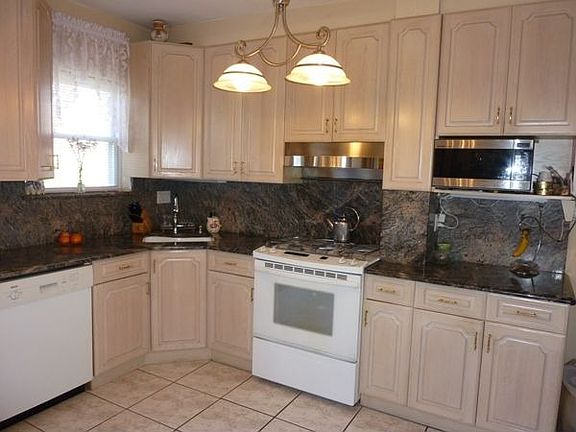 Updated Kitchen with Granite Countertops!