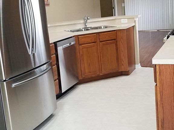 Kitchen (standing in dinette)