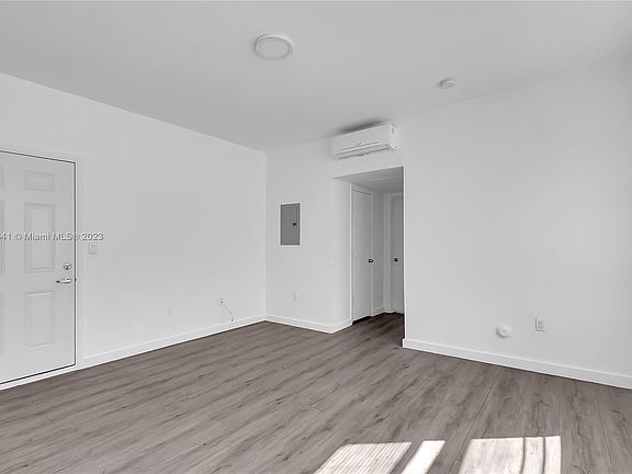 4th image of 402 NW 12th Ave Unit 101