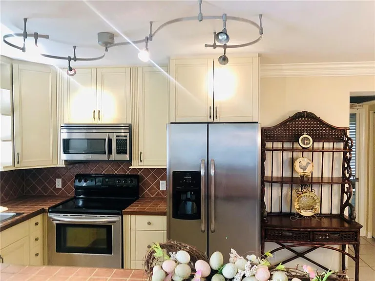 137 Farnham Cres #137-F — Photo 41