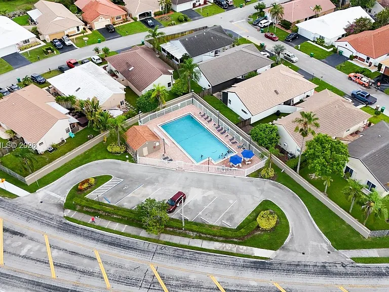 15037 Brighton Ln — Photo 40