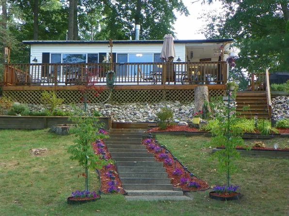 3373 Lakeview St, Harrison, MI 48625