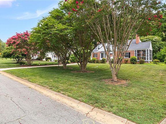 3rd image of 112 W Avondale Dr