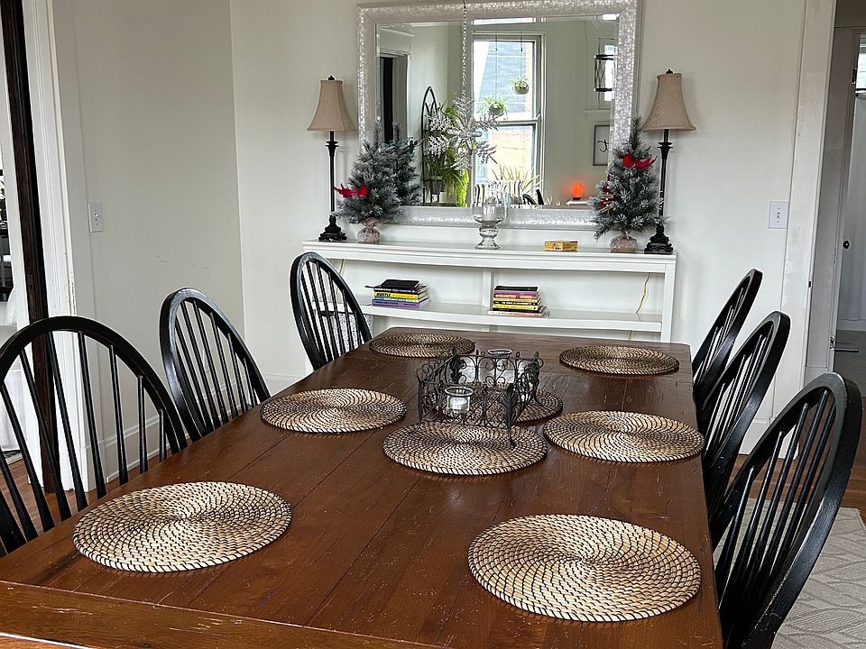 Dining room, seating for 8