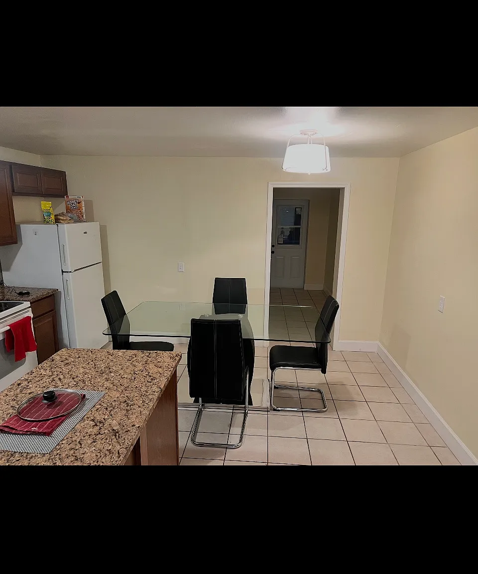 4 bed, 2000 sqft, $850 — Photo 1