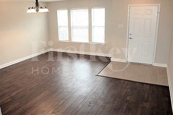 5 bed, 2.5 bath, 3234 sqft, $3,060 — Photo 2