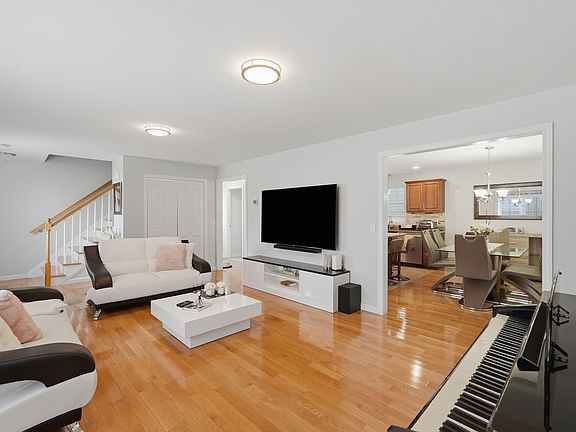 5th image of 414 Bay St